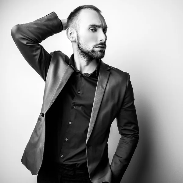 Elegante elegante homem bonito. Retrato de moda estúdio preto-branco . — Fotografia de Stock