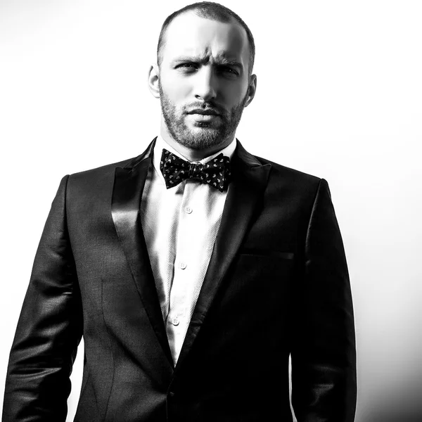Elégant élégant bel homme. Portrait de mode studio noir-blanc . — Photo
