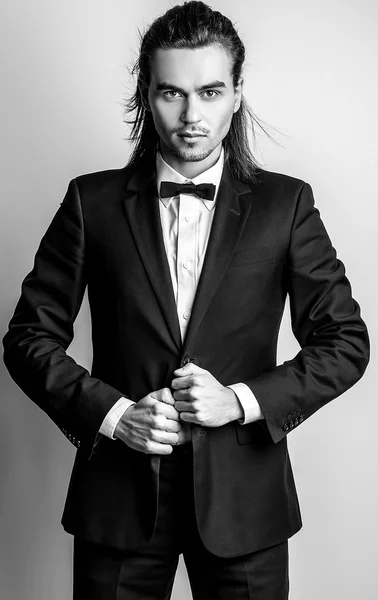 Elegante hombre guapo con estilo. Retrato de moda estudio blanco y negro . — Foto de Stock