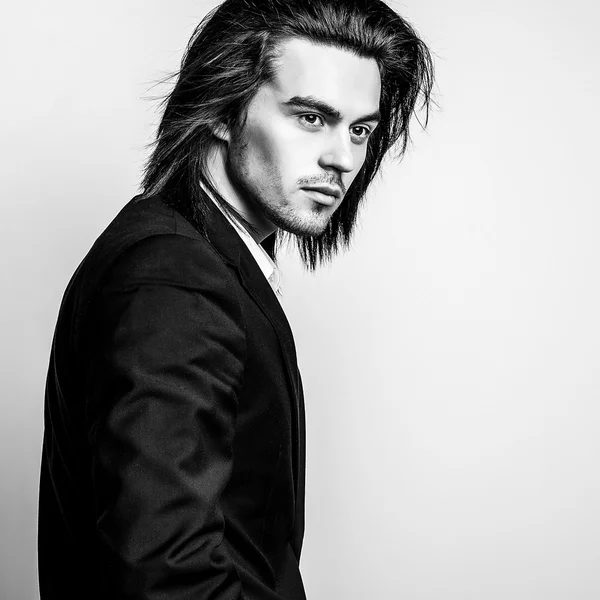 Elegante hombre guapo con estilo. Retrato de moda estudio blanco y negro . — Foto de Stock