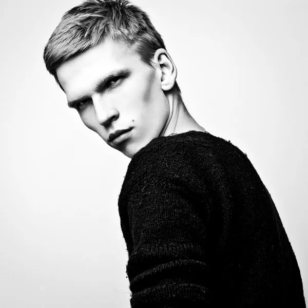Elegantní stylový pohledný muž. Studio černo bílé módní portrét. — Stock fotografie