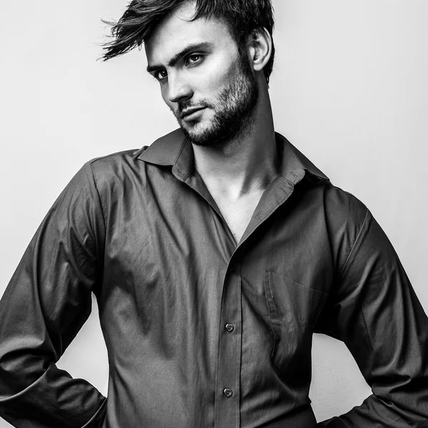 Eleganter, gut aussehender Mann. Schwarz-weißes Modeporträt im Studio. — Stockfoto