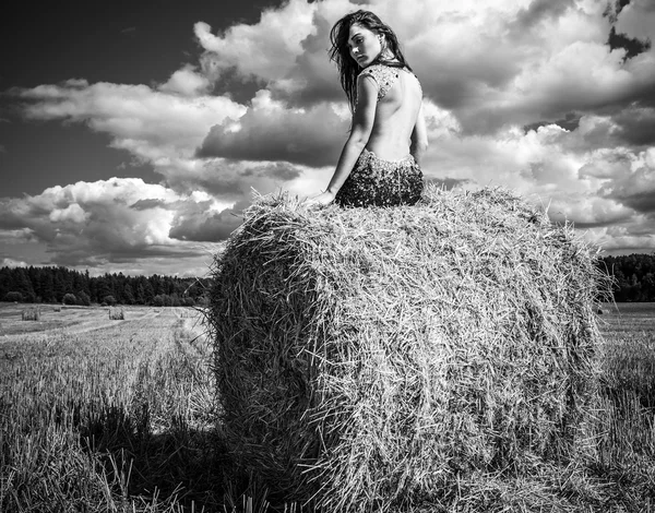 Junge sinnliche & schöne Frau in einem modischen Kleid posiert im Freien. Schwarz-Weiß-Foto. — Stockfoto
