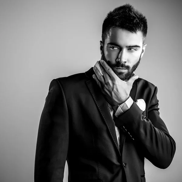 Elegante joven apuesto hombre. Retrato de moda estudio blanco y negro . — Foto de Stock