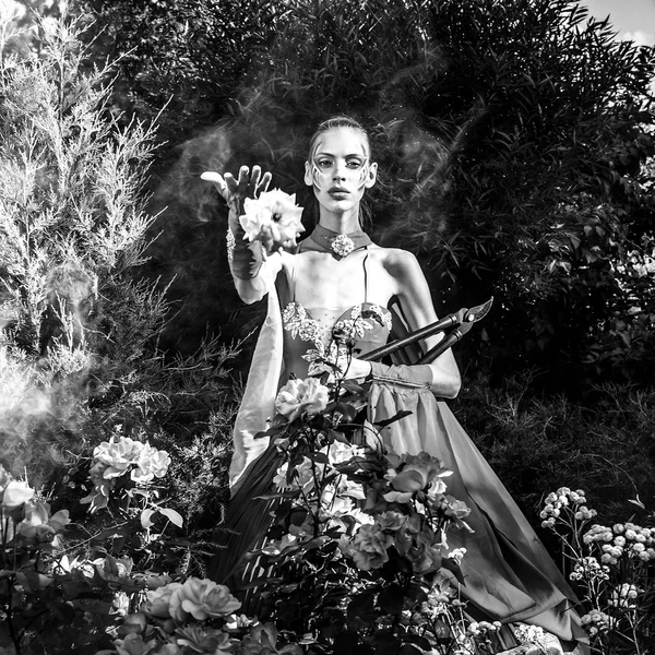 Attrayant romantique femme sur belle robe pose en plein air. Photographie d'art noir-blanc . — Photo