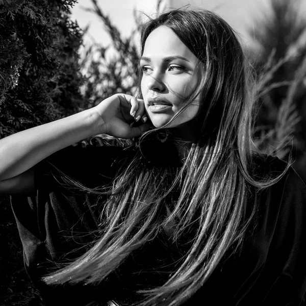 Preto-branco ao ar livre retrato de bela jovem no luxo vestido preto longo posando no jardim de verão . — Fotografia de Stock