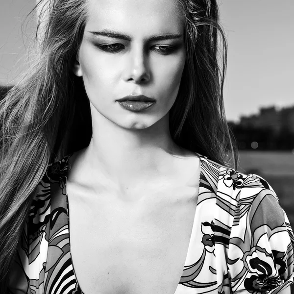 Black-white portrait of beautiful young woman posing outdoor. — Stock Photo, Image