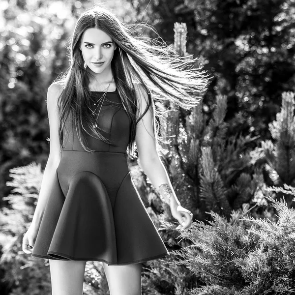 Siyah-beyaz açık havada dikey moda yaz bahçede poz içinde güzel genç kadın. — Stok fotoğraf