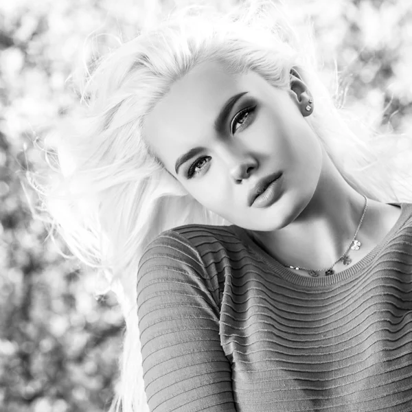 Joven sensual & mujer de belleza en un vestido de moda posan al aire libre. Foto en blanco y negro . —  Fotos de Stock