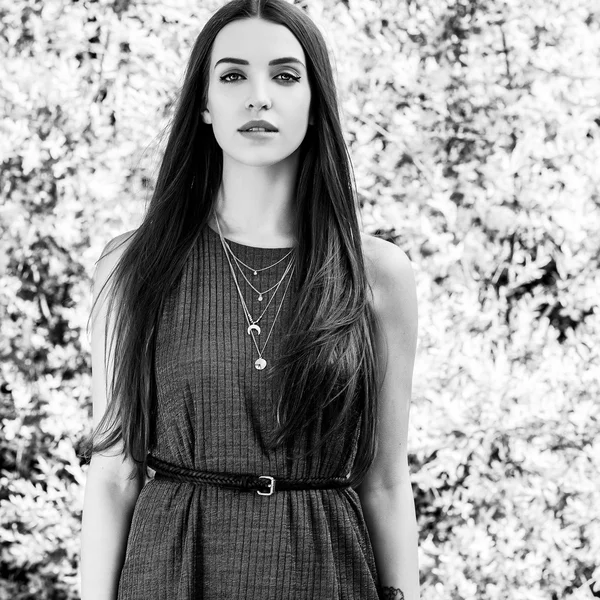 Preto-branco ao ar livre retrato de bela jovem mulher em vestido elegante posando no jardim de verão . — Fotografia de Stock