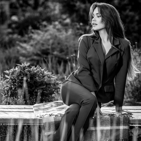 Negro-blanco al aire libre retrato de hermosa joven posando en el jardín de verano . — Foto de Stock