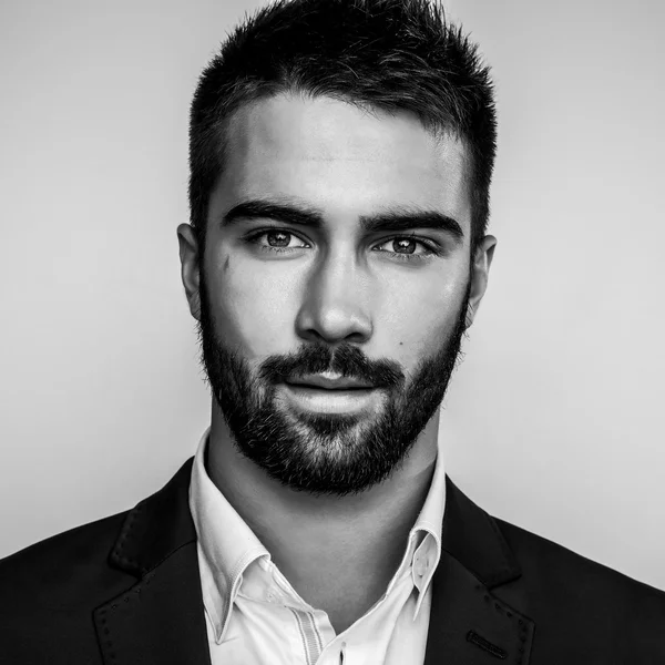 Um jovem elegante e bonito. Retrato de moda estúdio preto-branco . — Fotografia de Stock