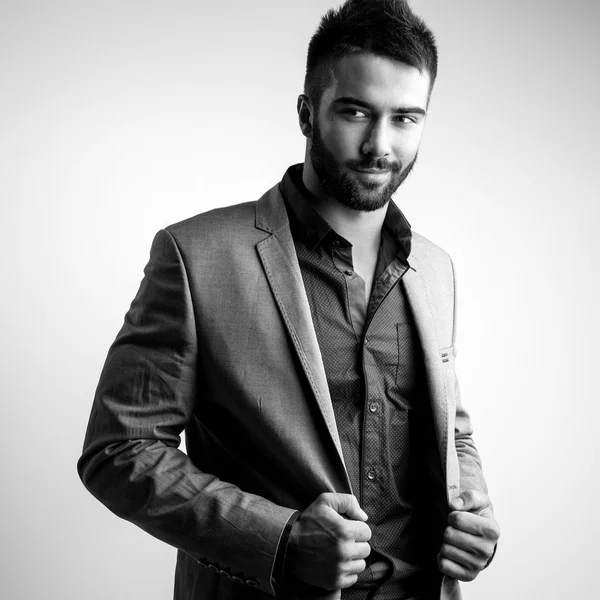 Elegante joven apuesto hombre. Retrato de moda estudio blanco y negro . — Foto de Stock