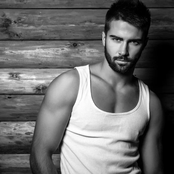 Siyah-Beyaz ahşap duvar karşı genç güzel şık adam portresi. 