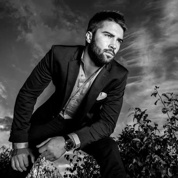 Black-white portrait of young beautiful fashionable man outdoor. — Stock Photo, Image