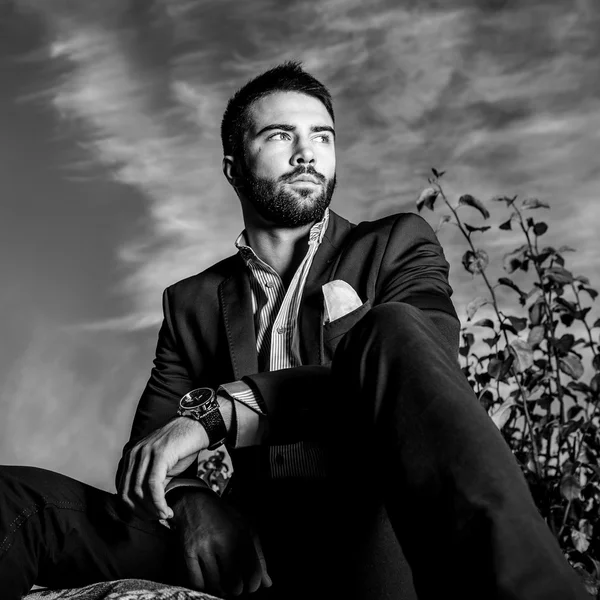 Retrato preto-branco de homem elegante bonito jovem ao ar livre . — Fotografia de Stock