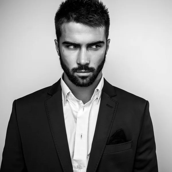 Um jovem elegante e bonito. Retrato de moda estúdio preto-branco . — Fotografia de Stock