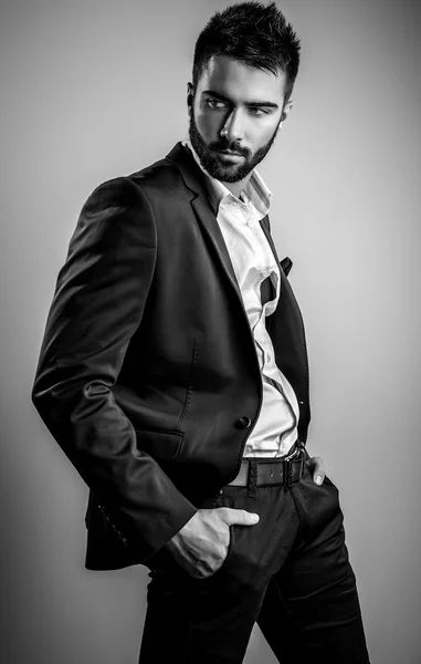 Elegante joven apuesto hombre. Retrato de moda estudio blanco y negro . — Foto de Stock