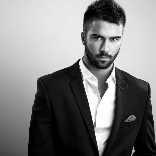 Elegante joven apuesto hombre. Retrato de moda estudio blanco y negro . — Foto de Stock