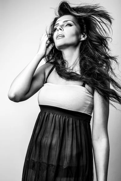 Zwart-wit portret van mooie brunette vrouw. — Stockfoto