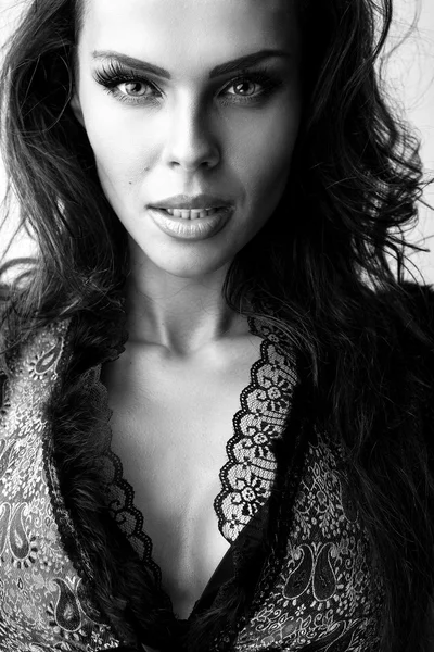 Portrait noir-blanc de belle femme brune . — Photo