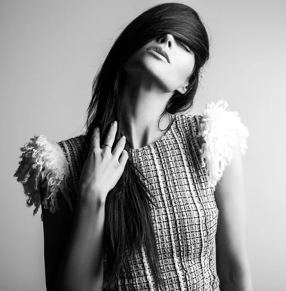 Ritratto in bianco e nero di bella donna bruna . — Foto Stock