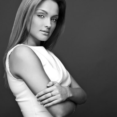 Güzel sarışın kadın portresi siyah-beyaz.