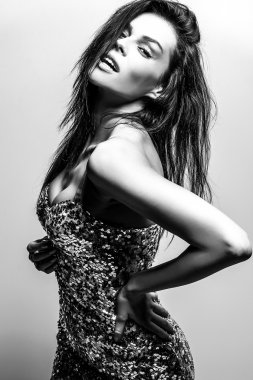 Güzel esmer kadın portresi siyah-beyaz.