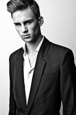 Şık şık yakışıklı adam. Siyah-beyaz studio moda portre. 