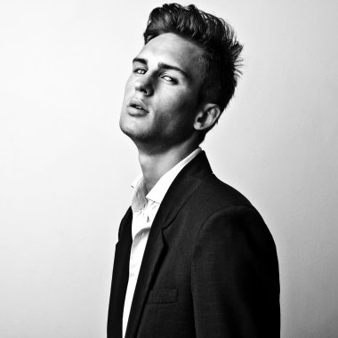 Şık şık yakışıklı adam. Siyah-beyaz studio moda portre. 