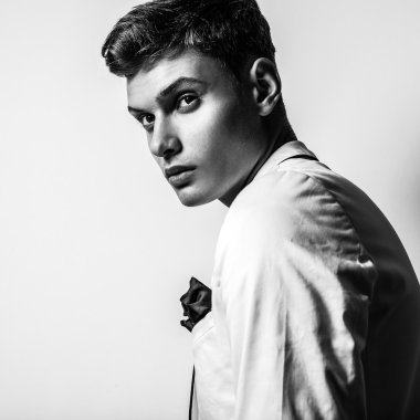 Şık şık yakışıklı adam. Siyah-beyaz studio moda portre. 