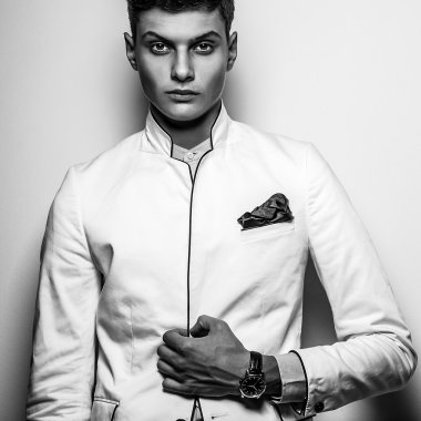 Şık şık yakışıklı adam. Siyah-beyaz studio moda portre. 