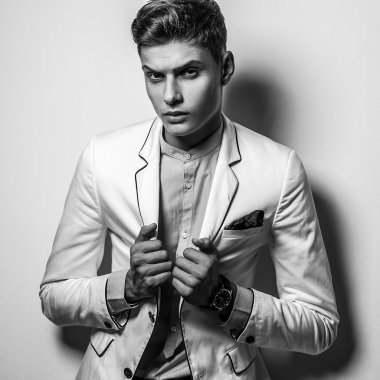Şık şık yakışıklı adam. Siyah-beyaz studio moda portre. 