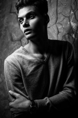 Şık şık yakışıklı adam. Siyah-beyaz studio moda portre. 