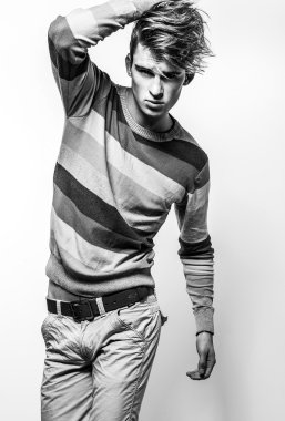 Şık şık yakışıklı adam. Siyah-beyaz studio moda portre. 