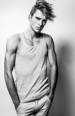 Şık şık yakışıklı adam. Siyah-beyaz studio moda portre. 