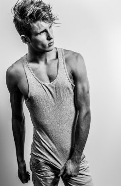Şık şık yakışıklı adam. Siyah-beyaz studio moda portre. 