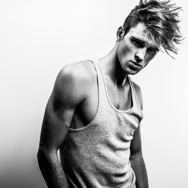 Şık şık yakışıklı adam. Siyah-beyaz studio moda portre. 