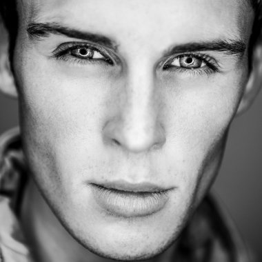 Şık şık yakışıklı adam. Siyah-beyaz studio moda portre. 