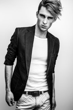 Şık şık yakışıklı adam. Siyah-beyaz studio moda portre. 