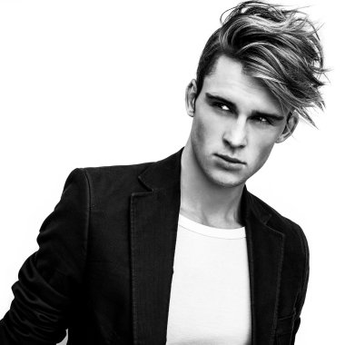 Şık şık yakışıklı adam. Siyah-beyaz studio moda portre. 