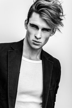 Şık şık yakışıklı adam. Siyah-beyaz studio moda portre. 