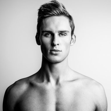 Şık şık yakışıklı adam. Siyah-beyaz studio moda portre. 