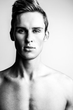 Şık şık yakışıklı adam. Siyah-beyaz studio moda portre. 