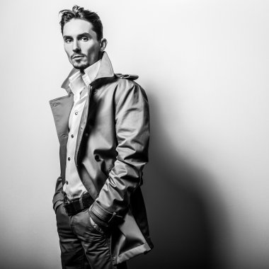 Şık şık yakışıklı adam. Siyah-beyaz studio moda portre. 