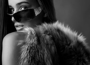 Siyah-beyaz fotoğraf Güneş gözlükleri şık esmer.