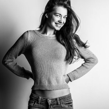 Güzel moda kadın portresi siyah-beyaz.