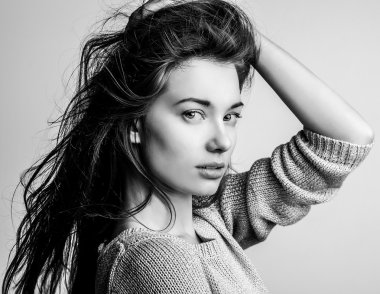 Güzel moda kadın portresi siyah-beyaz.