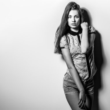 Güzel moda kadın portresi siyah-beyaz.