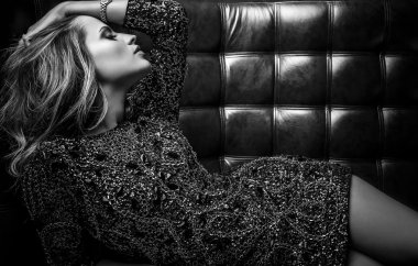 Güzel moda kadın portresi siyah-beyaz.